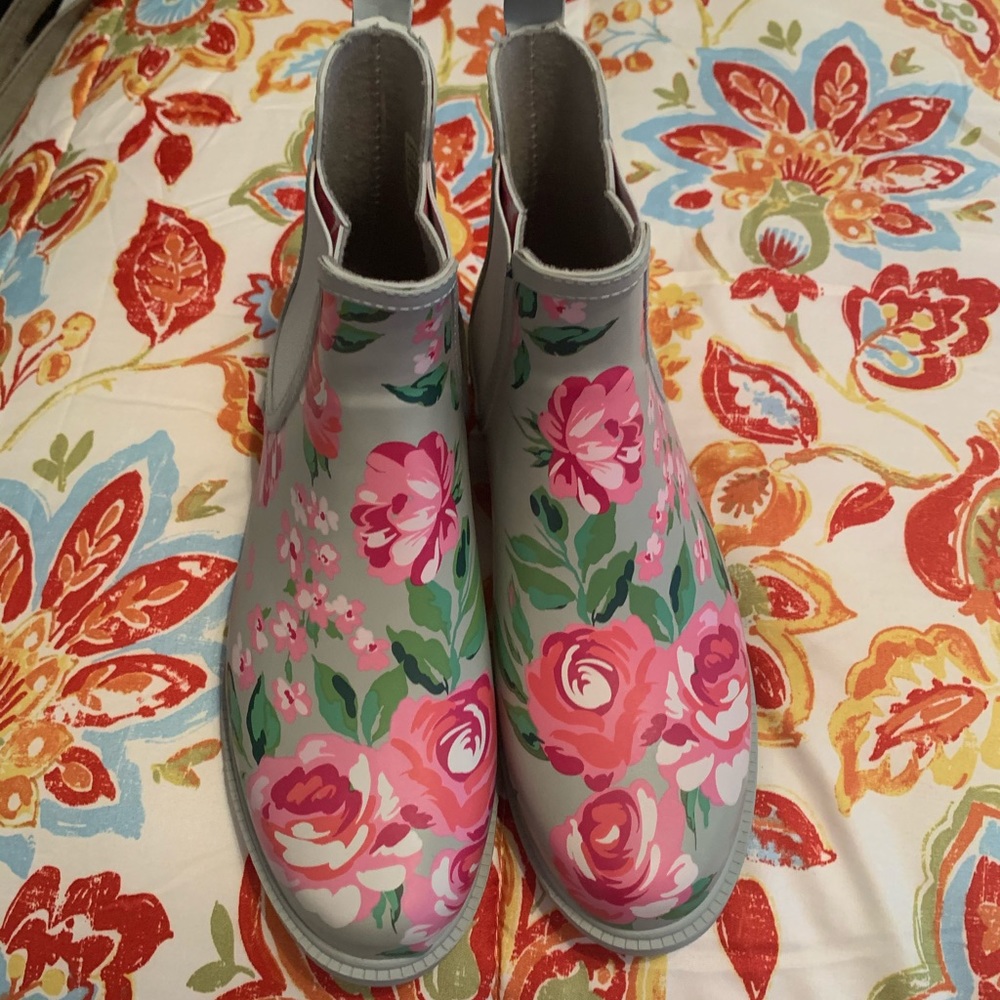 Gray Floral Rain Boots!🌸◽️